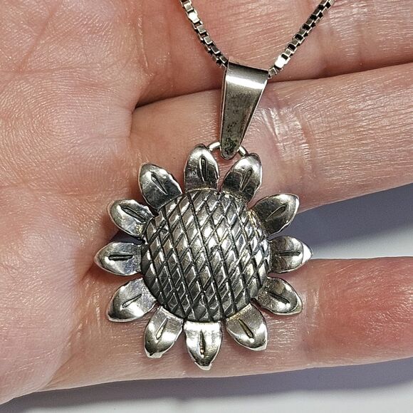 *Sale* Vintage Sterling Silver Sunflower Pendant Necklace 24" Box Chain - Picture 1 of 15